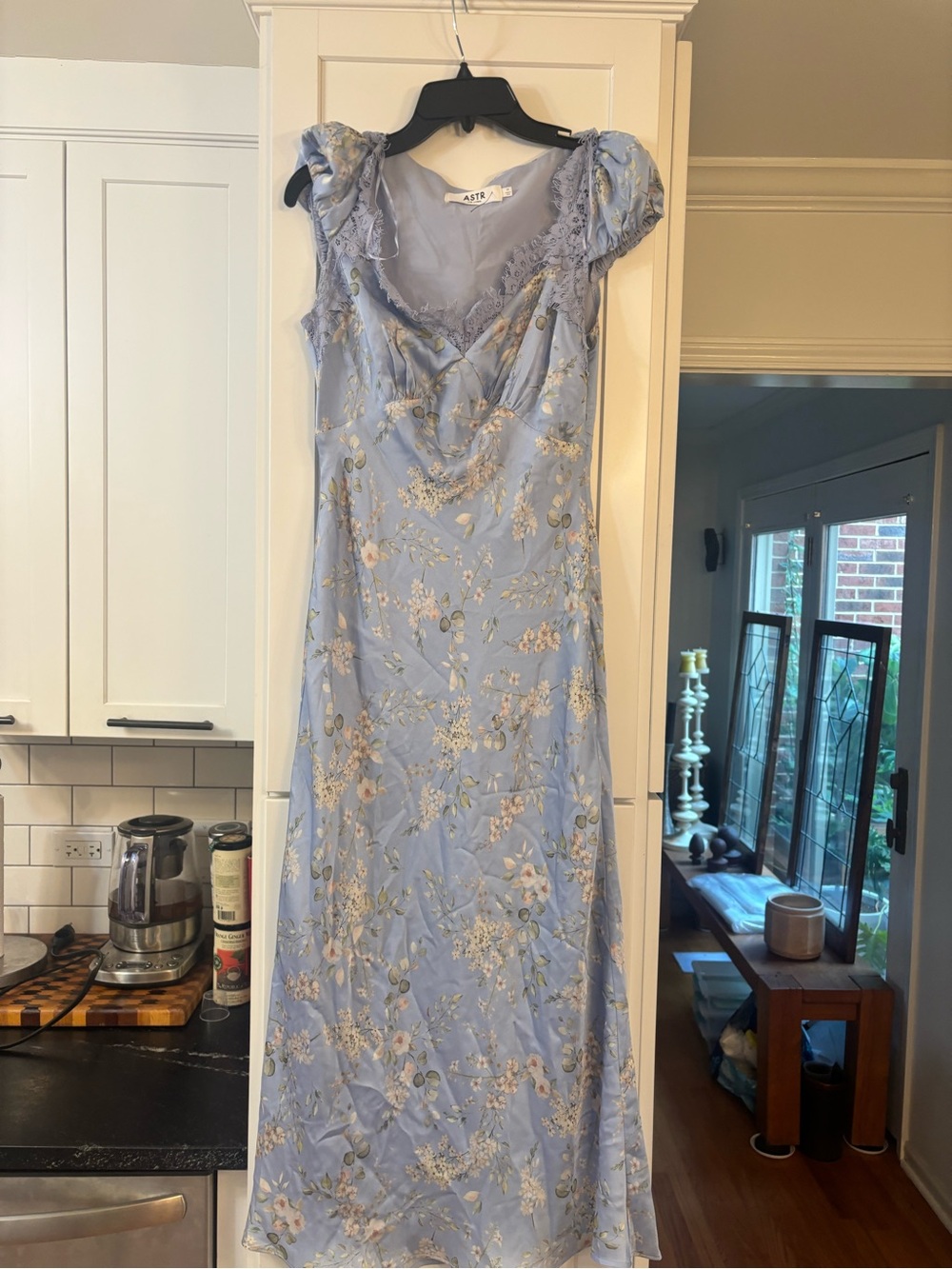 new Astr the label Makaela Puff Sleeve Floral Satin Midi Dress blue floral print - Picture 5 of 9